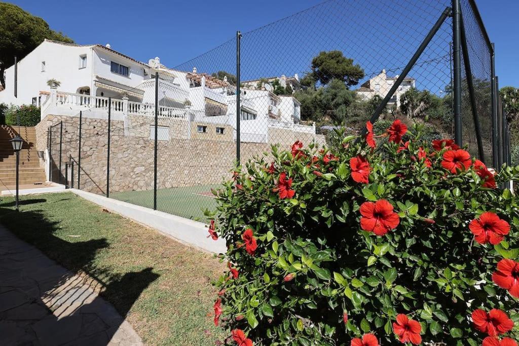 Quaint 2 Bedroom Townhouse With Pool Close To Sea! Benalmádena Exterior foto